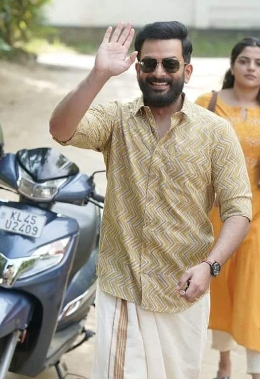 ഗുരുവായൂരമ്പല നടയിൽ